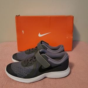 Nike Revolution 4 Youth 2.5